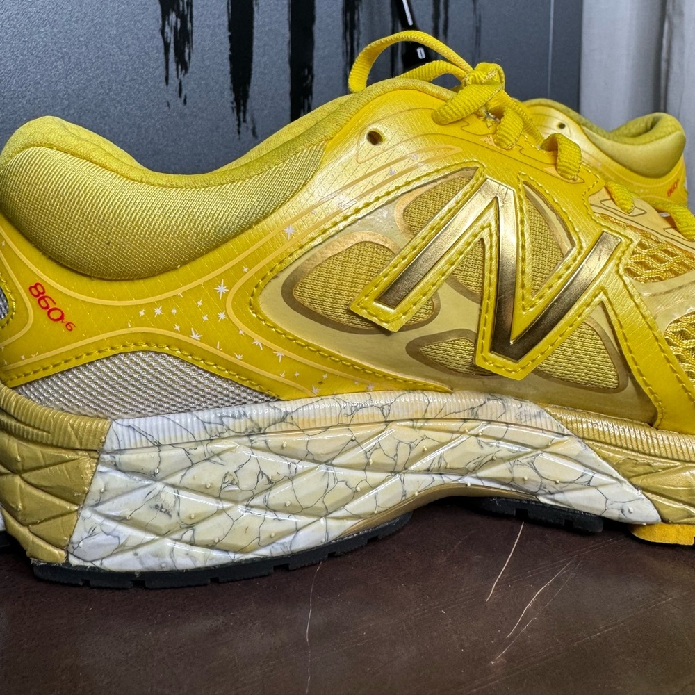 New Balance 860v6 Run Disney 2016 Minnie Mouse Yellow Shoes - Picture 12 of 13